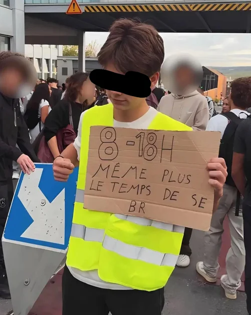 jonblackfox's tweet photo. Si l’on considère que Mai 68 trouve ses racines dans la fermeture des maisons closes, peut-on en déduire que les #blocus lycéens de 2026 sont dus à la fermeture de @PornHub aux ados ? https://t.co/IjB268SDM7