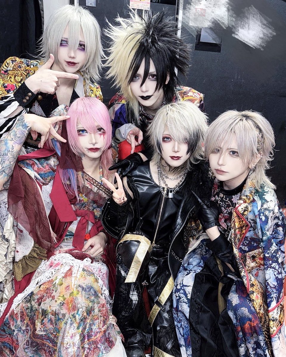 kuronek_Aluka's tweet photo. マキナ㌠
黑猫最後の対バンという事で記念に全員と写真撮らせて頂きました

沢山対バンしたしプライベートでも仲良くさせてもらって、音楽もライブも人柄も大好きな先輩達

星羅さんにすぐ帰ってくるって約束したから頑張ります、その時は絶対ツーマンしましょう🔥🔥 https://t.co/kUNpOD8Rnu