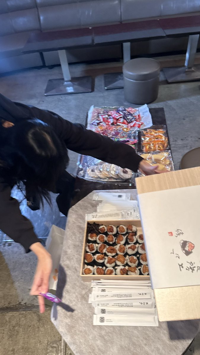 seina_drum's tweet photo. 今日の楽屋、いっぱいお菓子も天むすもあって最高だった🤤
(⬇️天むすアピールのちょんちょん) https://t.co/DyPC8o2IBl