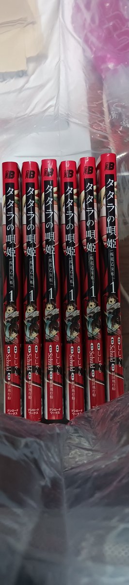 nonocha_x0's tweet photo. 今回入場特典でマンガの1巻がもらえるんですけど不思議なのが入場するときに配ってるのに会場物販でも普通に売ってて誰が買うんですか？になってる https://t.co/1z6M459OB3