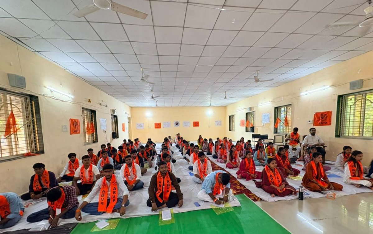 ABVPMK's tweet photo. वन विद्यालय, लखनादौन में अखिल भारतीय विद्यार्थी परिषद के सिवनी विभाग द्वारा आयोजित दो दिवसीय विभाग अभ्यास वर्ग का प्रांत सह मंत्री श्री अनमोल सोनकर जी, विभाग संगठन मंत्री श्री रोहित राय जी एवं विभाग संयोजक श्री हर्ष अग्रवाल जी द्वारा दीप प्रज्ज्वलन कर विधिवत शुभारंभ किया गया। https://t.co/TK3N5GOawN