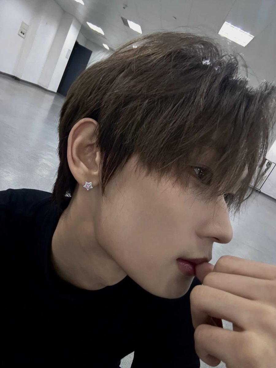 toratora0115's tweet photo. 鼻高いけど主張しすぎてないし指が長すぎるし顔小さすぎるしほんま神骨格すぎる https://t.co/UMZiL54HJe