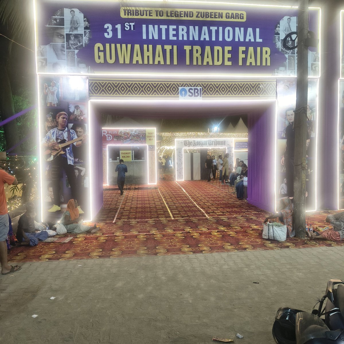 Manoxe23's tweet photo. This is what people visiting Guwahati shall encounter outside #ManiramDewan. Beggers begging at the main entrance. 
@himantabiswa @gmc_guwahati https://t.co/h7jcbff8JQ