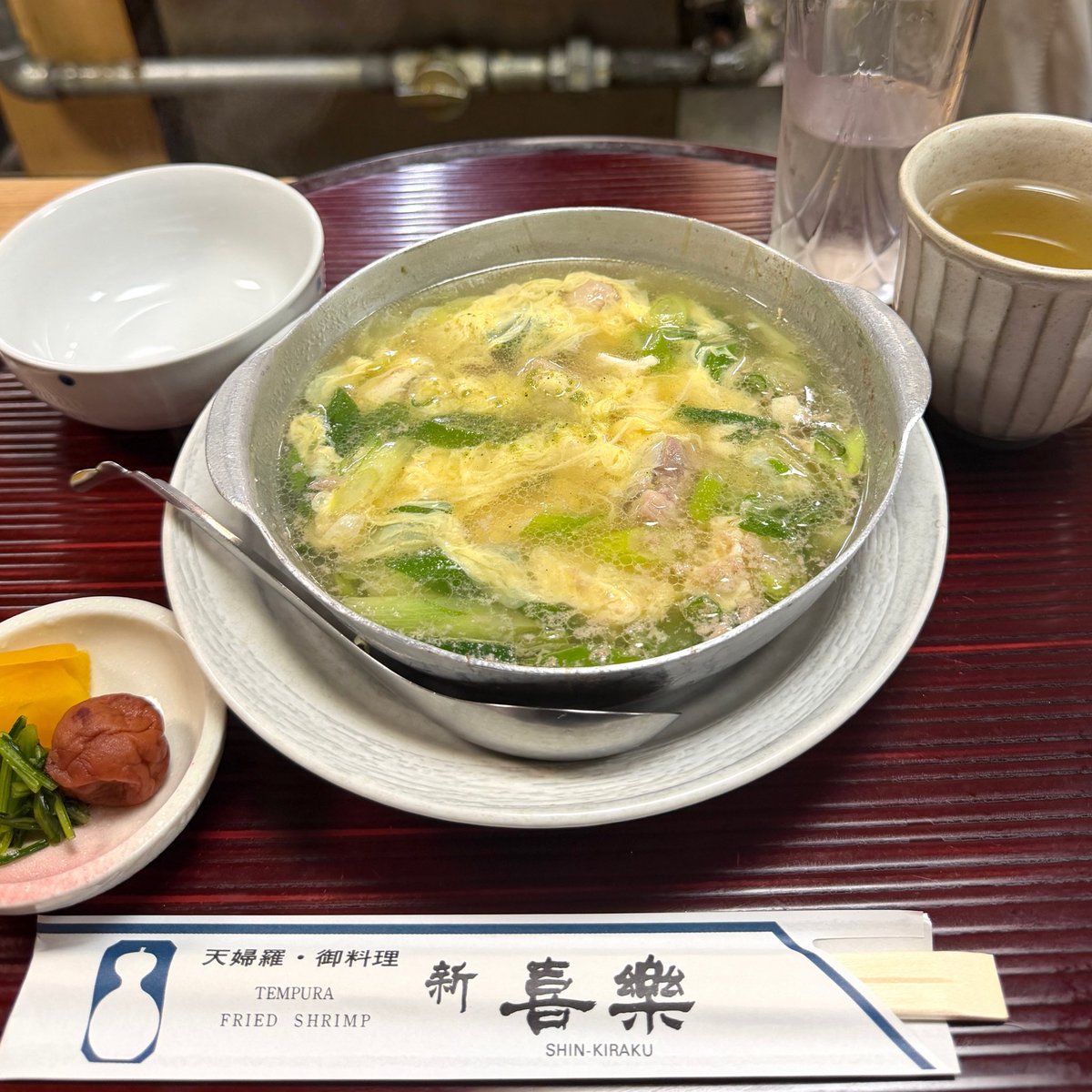 hiromin_1000's tweet photo. 大阪・新梅田食道街「新喜楽」の鴨鍋。

地元の方に教えてもらったんだけど、出汁が本当においしかった。旨みたっぷりなのにすっきり。ゆかり塩で食べる天ぷらもおいしそうで、また食べたい。 https://t.co/9zqQMDg0oU