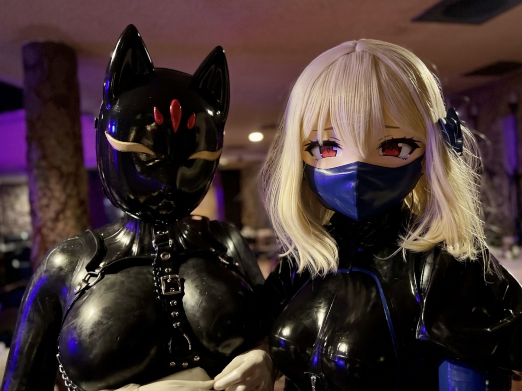 VelKitsune's tweet photo. 楽しすぎて気絶しちゃってました🦊💦
マキさんに鎖で繋がれて連行されちゃったの 💕マキさんも、一緒に遊んでくれたみんなもありがとね✨ 
Thanks Maki for keeping me on a chain leash and taking me there💕 Loved playing with you all. 💕
#デパートメントH #DepartmentH #latex #ラテックス