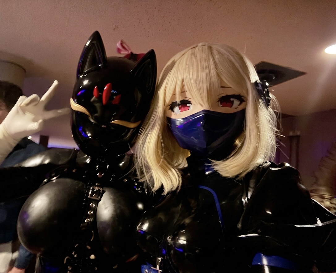 VelKitsune's tweet photo. 楽しすぎて気絶しちゃってました🦊💦
マキさんに鎖で繋がれて連行されちゃったの 💕マキさんも、一緒に遊んでくれたみんなもありがとね✨ 
Thanks Maki for keeping me on a chain leash and taking me there💕 Loved playing with you all. 💕
#デパートメントH #DepartmentH #latex #ラテックス
