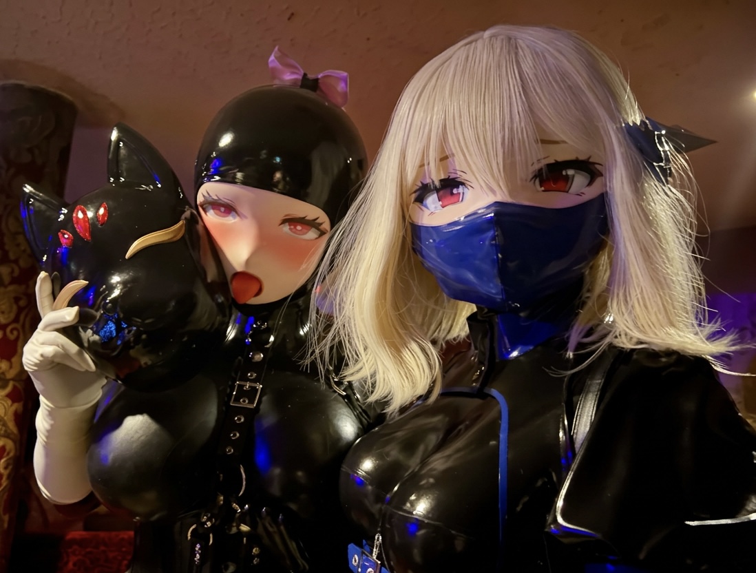 VelKitsune's tweet photo. 楽しすぎて気絶しちゃってました🦊💦
マキさんに鎖で繋がれて連行されちゃったの 💕マキさんも、一緒に遊んでくれたみんなもありがとね✨ 
Thanks Maki for keeping me on a chain leash and taking me there💕 Loved playing with you all. 💕
#デパートメントH #DepartmentH #latex #ラテックス