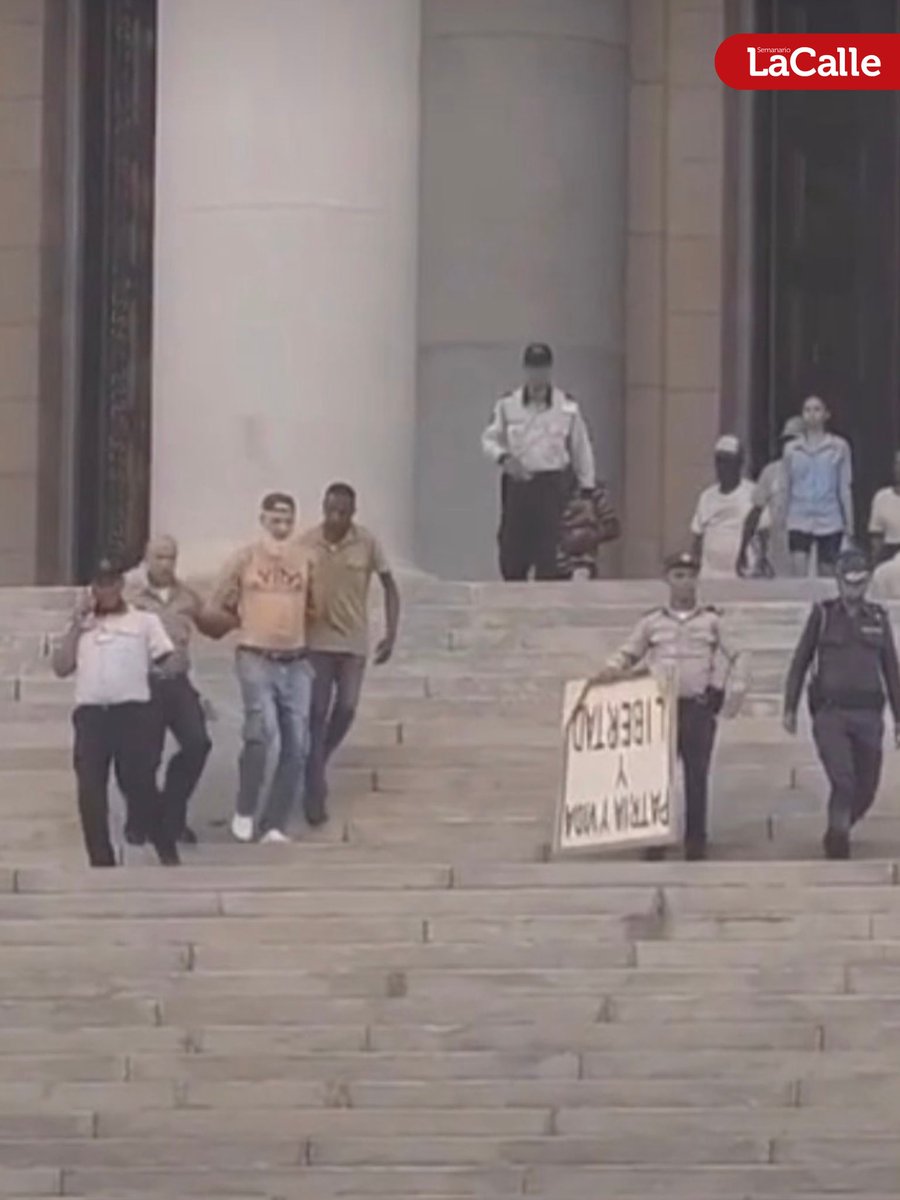 Semlacalle's tweet photo. Ariel Limias Leyva, de 52 años y expastor, fue detenido luego de subir descamisado las escaleras del Capitolio de La Habana con carteles en los que denunciaba la discriminación y exigía libertad. https://t.co/dQogQb0gX1
