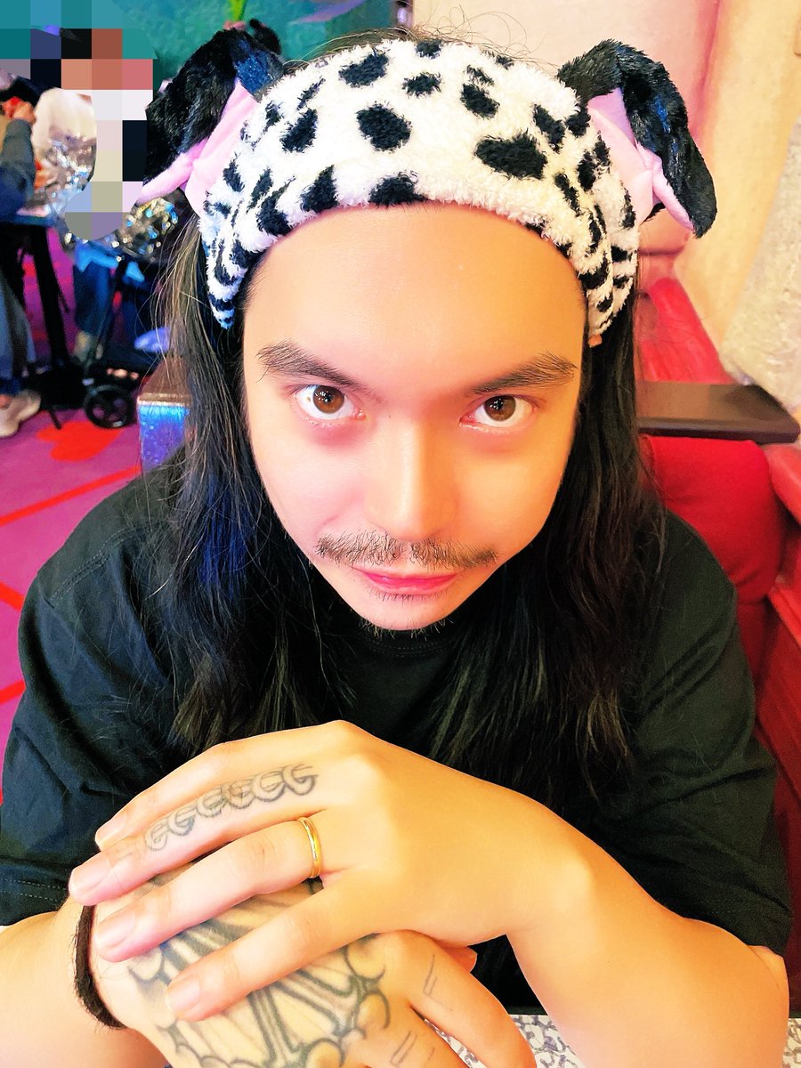 kenken_RIZE's tweet photo. 嫁ちゃんとディズニーに行く時は、全ていいなりになるのが旦那というSAGAなのでしょうが。

自分でも似合うよなーと思ってるので楽しんではいるんです。

3ヶ月以上も、嫁ちゃんとデートできてなかったから少しでも喜んでくれたならよかたよ。 https://t.co/0Apvw60LeC
