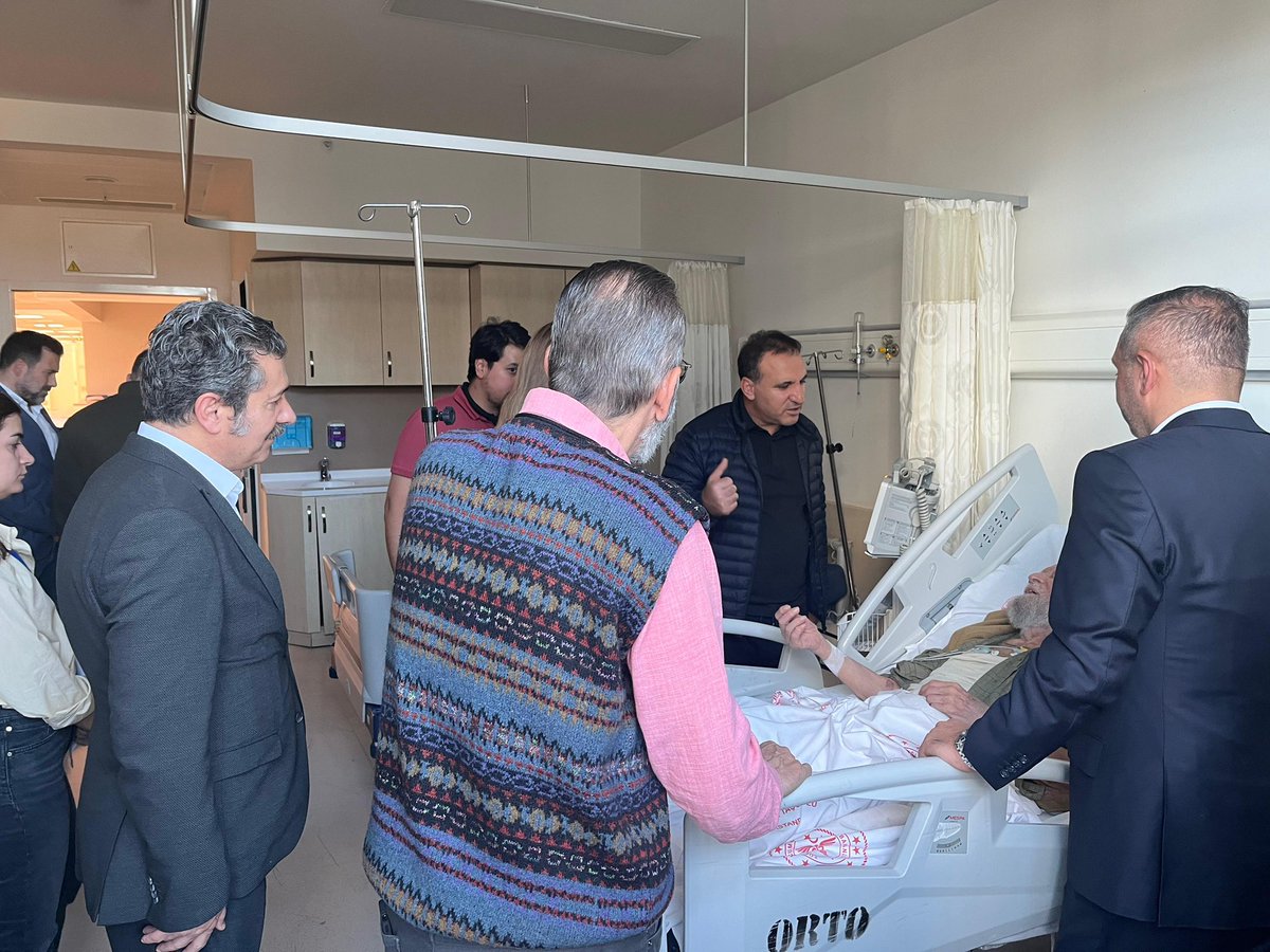 aliikramtuna's tweet photo. Galata Mevlevihanesi’nin eski postnişinlerinden, Musikişinas ve Ebru Sanatçısı Nail Kesova’yı tedavi gördüğü Cemil Taşçıoğlu Hastanesi’nde ziyaret ettik. Tedavi ve bakım süreçlerini hassasiyetle takip edeceğiz. 90 yaşını aşmasına rağmen hala birikimiyle hoş sohbetiyle yaşayan bir değer olan kıymetli Büyüğümüze Allahtan şifa diliyorum.