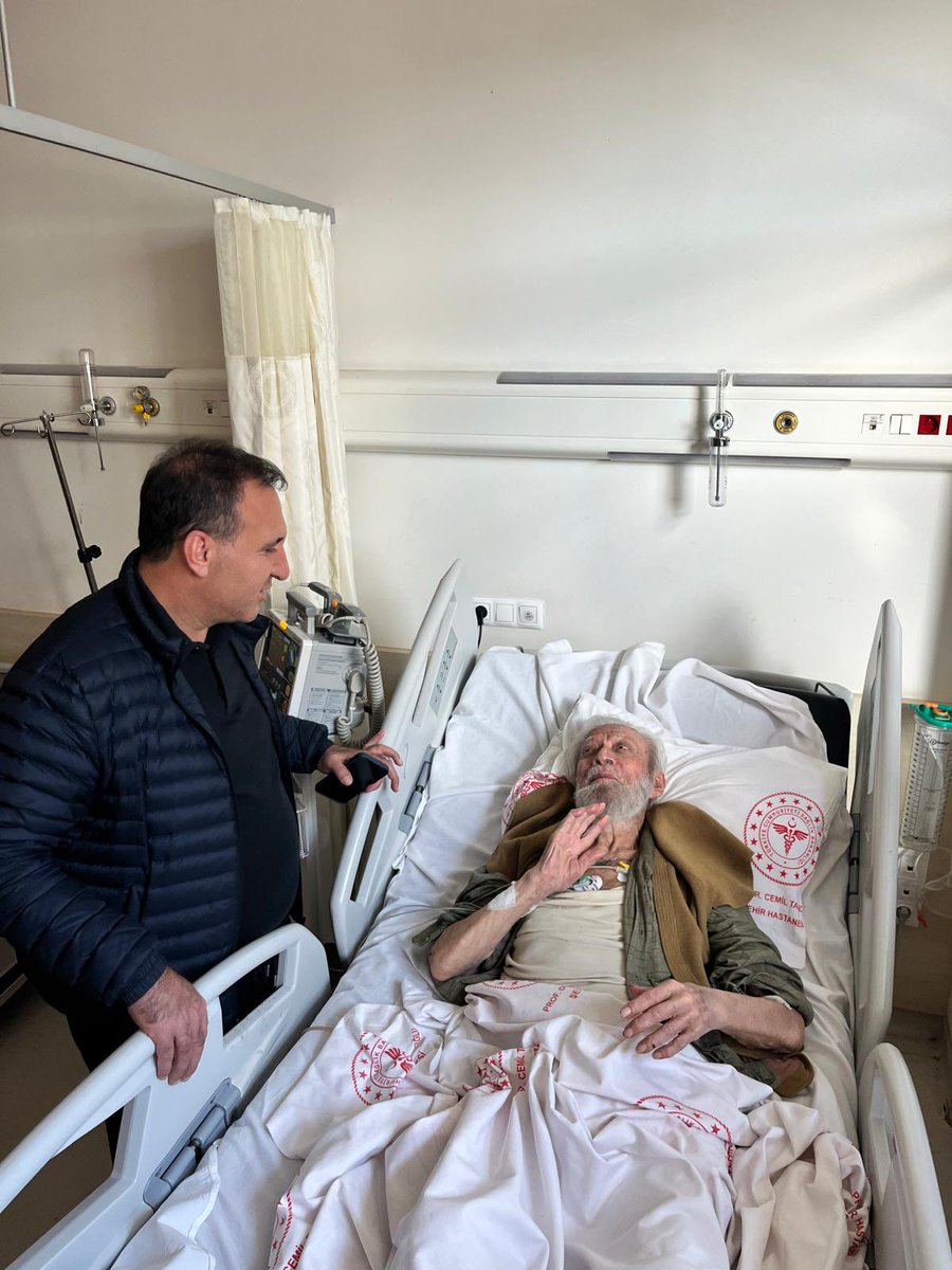 aliikramtuna's tweet photo. Galata Mevlevihanesi’nin eski postnişinlerinden, Musikişinas ve Ebru Sanatçısı Nail Kesova’yı tedavi gördüğü Cemil Taşçıoğlu Hastanesi’nde ziyaret ettik. Tedavi ve bakım süreçlerini hassasiyetle takip edeceğiz. 90 yaşını aşmasına rağmen hala birikimiyle hoş sohbetiyle yaşayan bir değer olan kıymetli Büyüğümüze Allahtan şifa diliyorum.