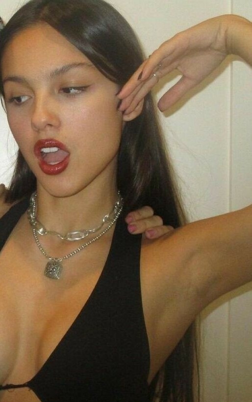 oliviaaddiction's tweet photo. black on her never misses https://t.co/D1poktRGHu