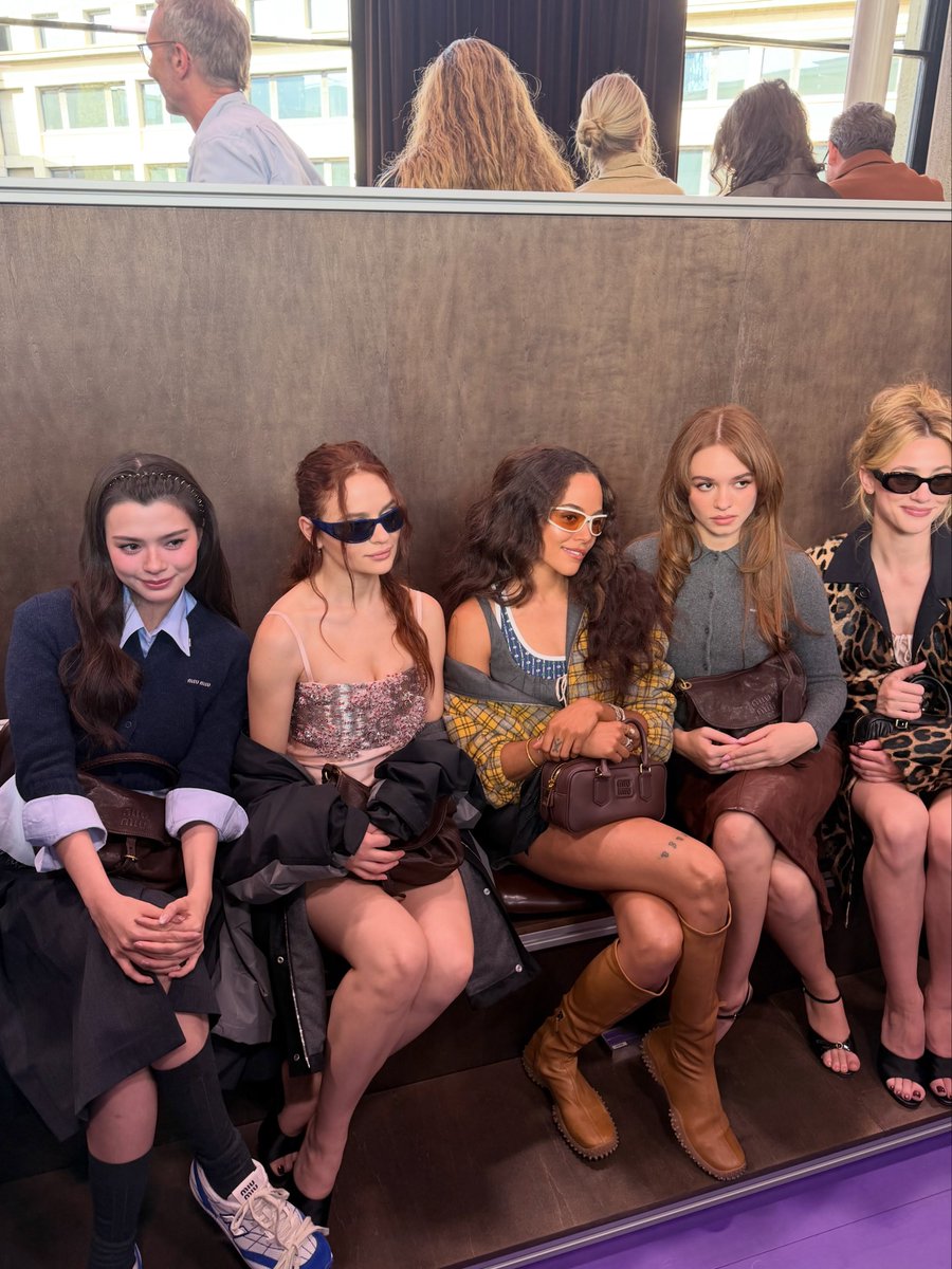marialu419's tweet photo. Becky siempre al lado de chicas lindas 🤭

REBECCA X MIU MIU PFWSS27
#MiuMiuSS27xBecky #MiuMiuSS27
#MiuMiuPFWxBecky
#beckysangels #BeckyArmstrong https://t.co/7JkcWHXT2H