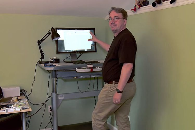 Has_und_Hexe's tweet photo. @MitAktien Auf diesem Bild ist alles zu sehen, was es brauchte, um Linux "auf den Weg zu bringen". 🤣 https://t.co/wy0B4zBIOY