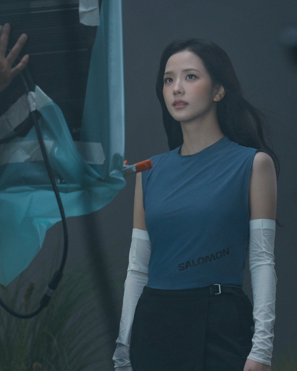 NEWSJISOO's tweet photo. Salomon updated on instagram with #JISOO. https://t.co/4h7MQ8Y3YP