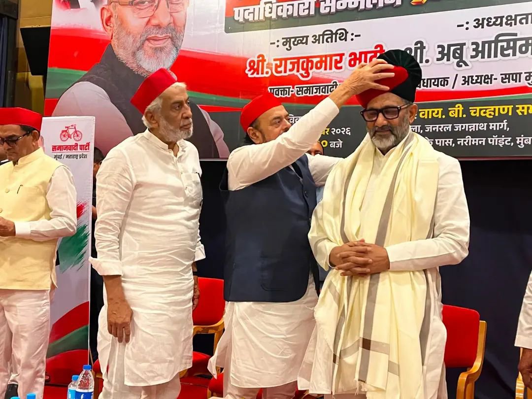 abuasimazmi's tweet photo. समाजवादी पार्टी के स्थापना दिवस के अवसर पर मुंबई में आयोजित प्रतिज्ञा सम्मेलन में समाजवादी विचारधारा, सिद्धांतों और संघर्ष के संकल्प को एक बार फिर मजब��त करने का अवसर मिला।

इस कार्यक्रम का उद्देश्य समाजवाद की रीति-नीति और विचारधारा को हर पदाधिकारी एवं कार्यकर्ता के मन में ताज़ा करना तथा समाजवाद की ज्योति को और अधिक प्रज्वलित करना था। साथ ही, आगामी उत्तर प्रदेश विधानसभा चुनाव में महाराष्ट्र और मुंबई में रहने वाले उत्तर भारतीयों के बीच समाजवादी पार्टी के विचारों को मजबूती से पहुंचाकर माननीय श्री अखिलेश यादव जी को भारी बहुमत से दोबारा विजयी बनाने और भाजपा की नफरत की राजनीति को सत्ता से हटाने का संकल्प लिया गया।

इस अवसर पर डॉ. राममनोहर लोहिया जी, नेताजी श्री मुलायम सिंह यादव जी, श्री जनेश्वर मिश्र जी सहित समाजवादी आंदोलन के सभी महान नेताओं के विचारों और समाजवादी सिद्धांतों को याद किया गया।

कार्यक्रम में अपना बहुमूल्य समय निका��कर उत्तर प्रदेश से मुंबई आए समाजवादी पार्टी के राष्ट्रीय प्रवक्ता श्री राजकुमार भाटी जी ने समाजवादी विचारधारा और पार्टी के सिद्धांतों पर पदाधिकारियों एवं कार्यकर्ताओं का मार्गदर्शन किया। मुंबई आकर अपना बहुमूल्य समय देने और मार्गदर्शन करने के लिए उनका दिल से धन्यवाद।

साथ ही, अपने विचारों से इस कार्यक्रम को और समृद्ध बनाने वाले श्री राजीव निगम जी, श्री रामपाल सिंह सैनी जी एवं श्री चंद्रशेखर यादव जी का भी हार्दिक आभार।

इस प्रतिज्ञा सम्मेलन को सफल बनाने के लिए मुंबई एवं महाराष्ट्र के प्रत्येक पदाधिकारी, कार्यकर्ता और समाजवादी विचारधारा से जुड़े सभी साथियों का तहेदिल से शुक्रिया।

समाजवाद की विचारधारा को मजबूत करना है,
नफरत की राजनीति को हराना है।
अखिलेश यादव जी को दोबारा मुख्यमंत्री बनाना है।

जय हिंद! जय समाजवाद!

#SamajwadiParty #MulayamSinghYadav #AkhileshYadav #AbuAsimAzmi #Mumbai