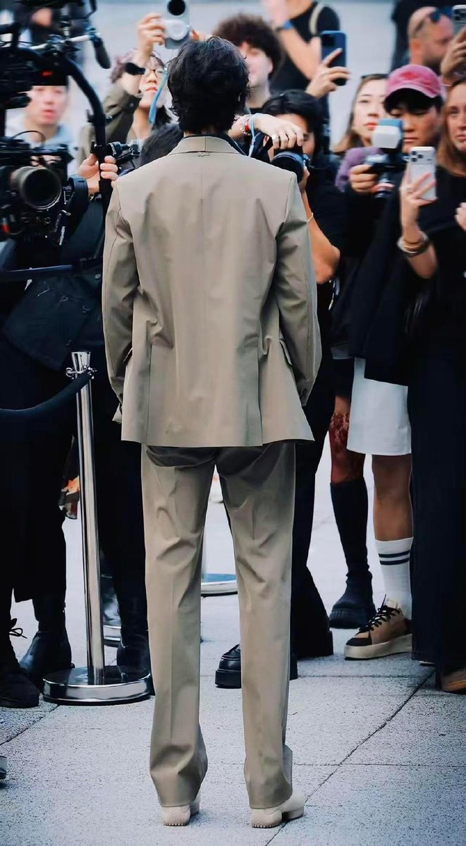 coolcoriander's tweet photo. You know he’s handsome just by the view of the back.

WANG YIBO LACOSTE PFW SS27  #WangYiboxLacosteSS27 #LacosteSS27 #Lacoste #WangYibo https://t.co/0wbDDMef5i