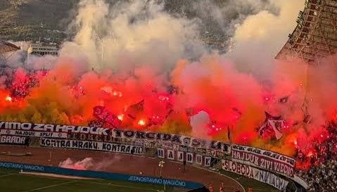 lukaass17_'s tweet photo. Lo que vio la gente normal en Güímar: 

vs

Lo que vieron los jugadores del Hortaleza con la percepción de la realidad alterada: https://t.co/52GJXBIbhE