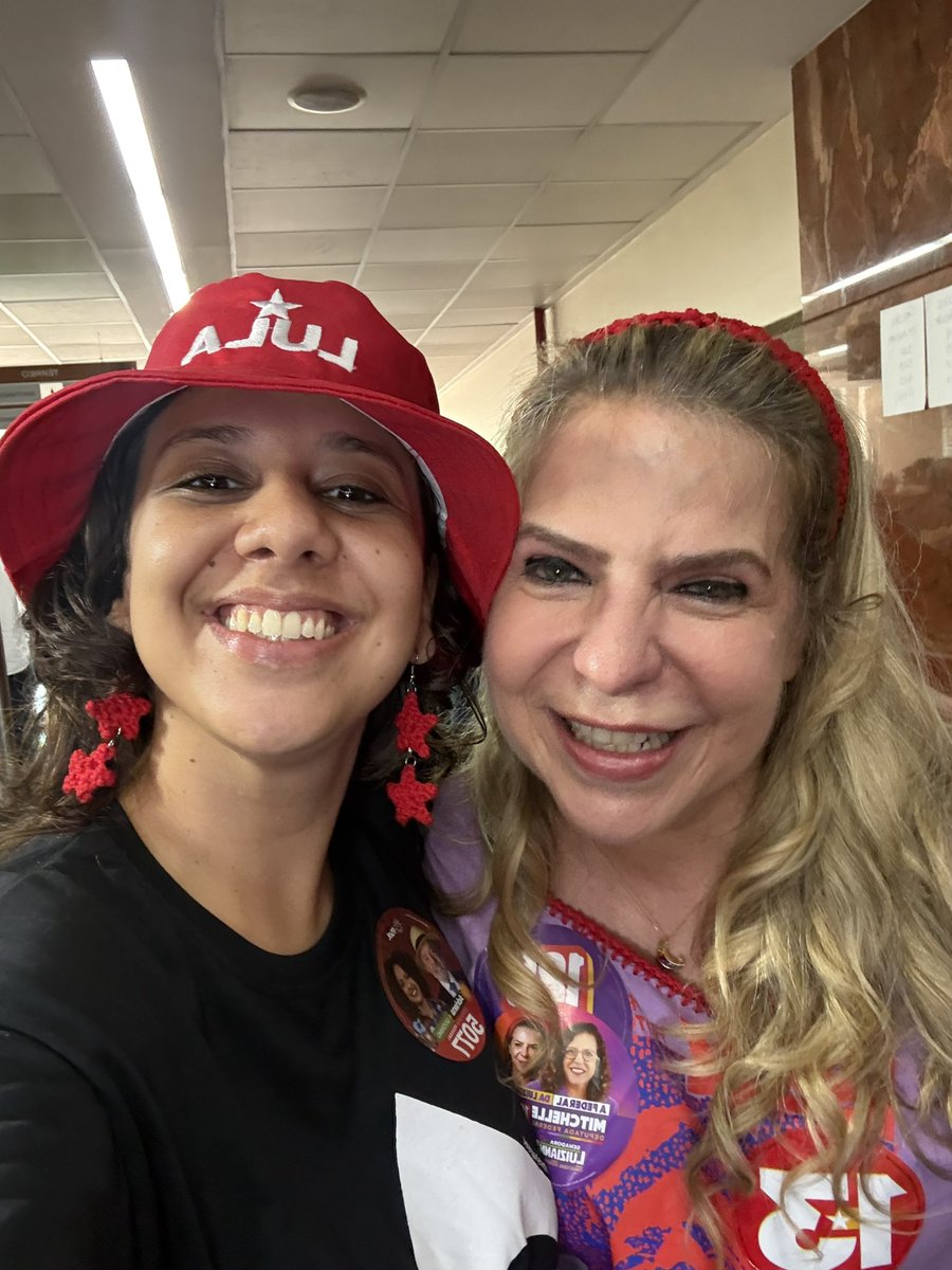 ferdamab's tweet photo. Já encontrei nossa senadora hoje 💋 https://t.co/69AxPPIsre