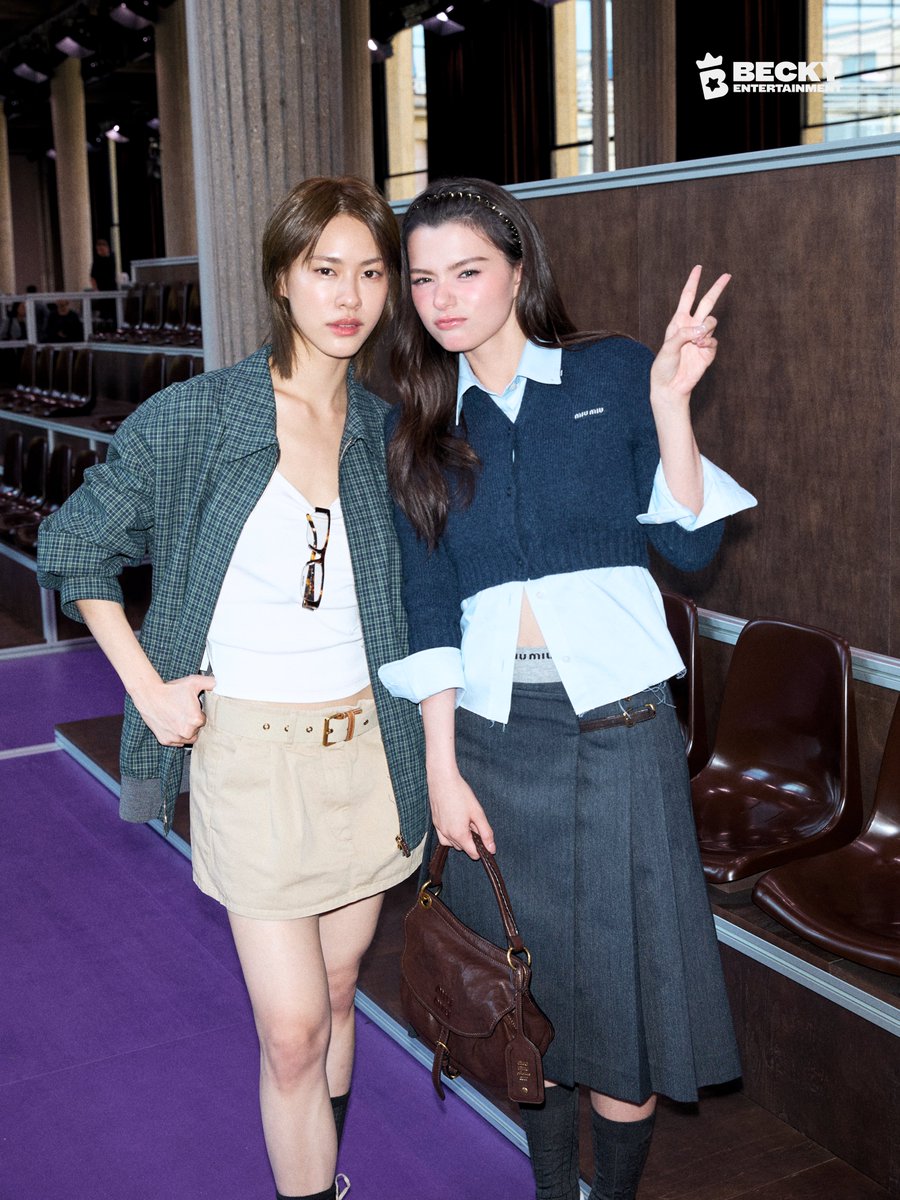beckyentofc's tweet photo. Inside the @MIUMIUofficial Spring/Summer 2027 with Becky 📸👜✨

REBECCA X MIU MIU PFWSS27
#MiuMiuSS27xBecky #MiuMiuSS27
#MiuMiuPFWxBecky
#beckysangels #BeckyArmstrong https://t.co/g94rYPpShY