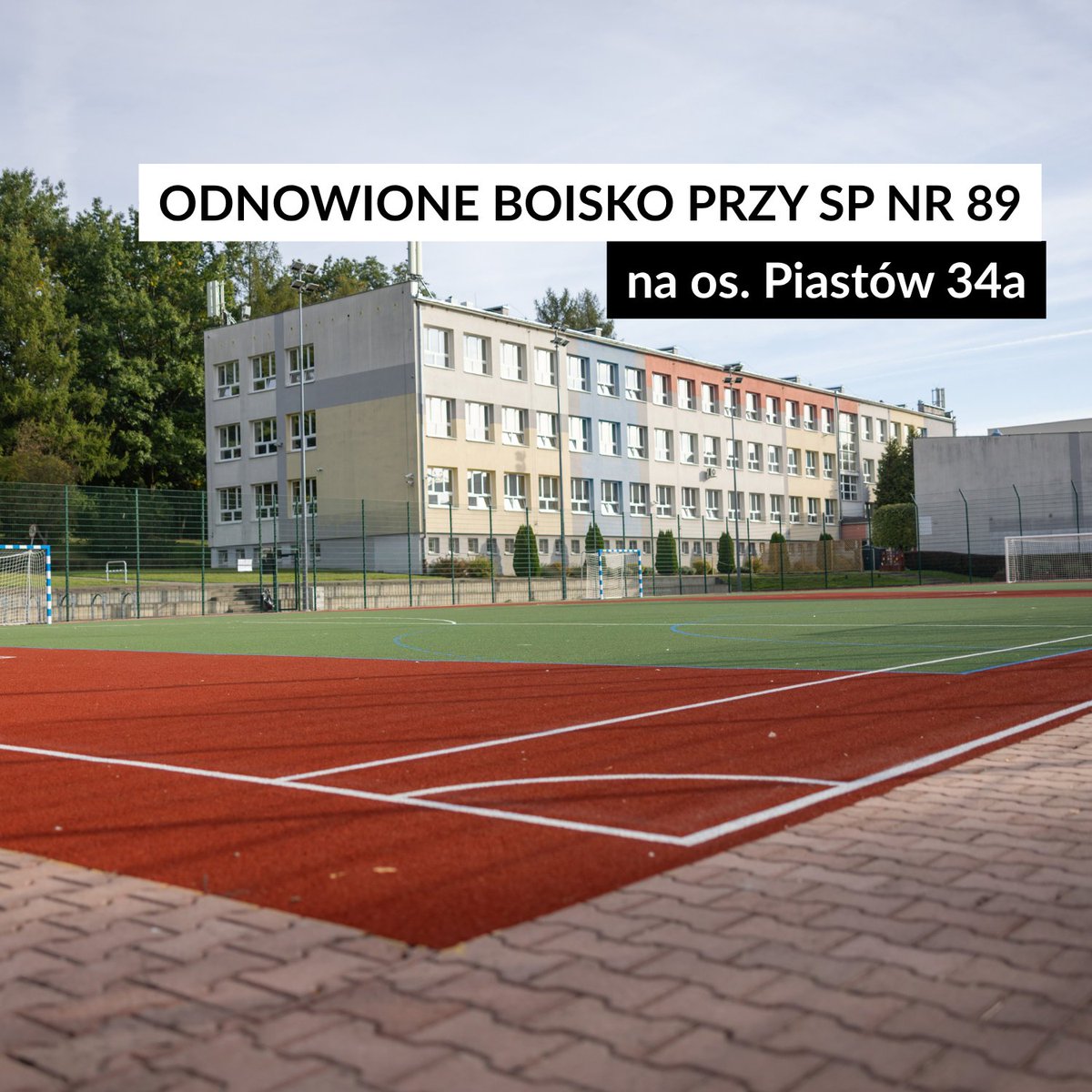 krakow_pl's tweet photo. #Krakow #nowe #boisko #NowaHuta ⚽🤾🏻♂️🥅 Nowe boisko przy Szkole Podstawowej na os. Piastów 34a.
Najważniejszym elementem prac było wykonanie nowej nawierzchni poliuretanowej o powierzchni 1805 m². W ramach inwestycji wymienione zostały również siatki piłkochwytów.
Boisko zyskało także wyposażenie sportowe – zamontowano dwie nowe bramki do piłki nożnej oraz cztery bramki do piłki ręcznej.
Wartość inwestycji wyniosła 667 890 zł.
Rewitalizację wykonano w ramach @krakowski_BO - edycja 2025.
📸 Magdalena Pachut / Zarząd Infrastruktury Sportowej w Krakowie