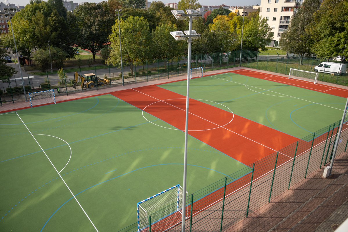 krakow_pl's tweet photo. #Krakow #nowe #boisko #NowaHuta ⚽🤾🏻♂️🥅 Nowe boisko przy Szkole Podstawowej na os. Piastów 34a.
Najważniejszym elementem prac było wykonanie nowej nawierzchni poliuretanowej o powierzchni 1805 m². W ramach inwestycji wymienione zostały również siatki piłkochwytów.
Boisko zyskało także wyposażenie sportowe – zamontowano dwie nowe bramki do piłki nożnej oraz cztery bramki do piłki ręcznej.
Wartość inwestycji wyniosła 667 890 zł.
Rewitalizację wykonano w ramach @krakowski_BO - edycja 2025.
📸 Magdalena Pachut / Zarząd Infrastruktury Sportowej w Krakowie