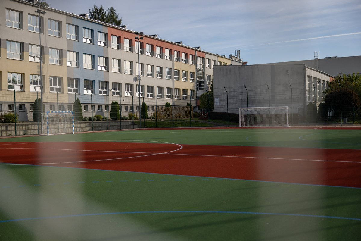 krakow_pl's tweet photo. #Krakow #nowe #boisko #NowaHuta ⚽🤾🏻♂️🥅 Nowe boisko przy Szkole Podstawowej na os. Piastów 34a.
Najważniejszym elementem prac było wykonanie nowej nawierzchni poliuretanowej o powierzchni 1805 m². W ramach inwestycji wymienione zostały również siatki piłkochwytów.
Boisko zyskało także wyposażenie sportowe – zamontowano dwie nowe bramki do piłki nożnej oraz cztery bramki do piłki ręcznej.
Wartość inwestycji wyniosła 667 890 zł.
Rewitalizację wykonano w ramach @krakowski_BO - edycja 2025.
📸 Magdalena Pachut / Zarząd Infrastruktury Sportowej w Krakowie