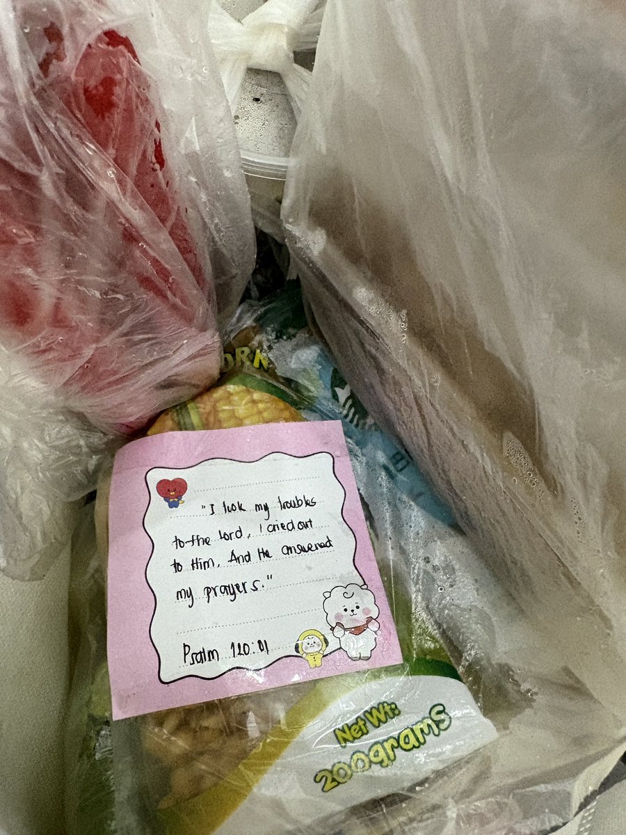 __kaikeishi's tweet photo. grabe tiwala sakin ng pamilya ko, wdym nag send nanaman sila food from province w these notes :( https://t.co/yimYIw4bHh