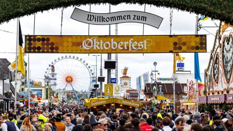 maria_greece_1's tweet photo. Στην καρδιά της Βαυαρίας! 🏰🥨🍺
#Oktoberfest #Wiesn #Dirndl #Prost #Munich #Bavaria 🍺🤎 https://t.co/D6NxpZYALq