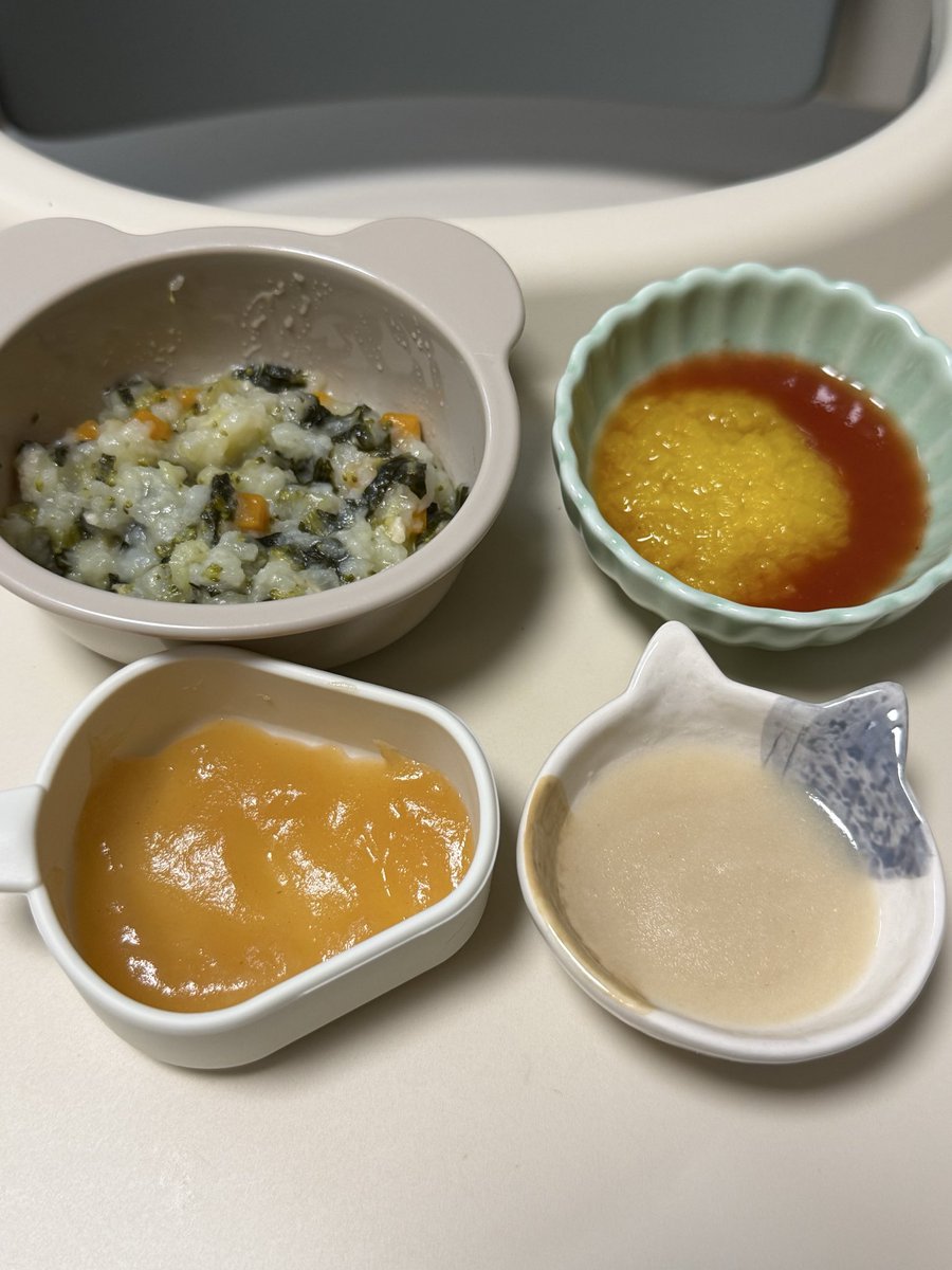 neco_JIK's tweet photo. 70日目（10/4）
・野菜がゆ🌾50g
・ミネストローネ風🥣30g
・ほうれん草しらす🐟🥬15g

2回食
・野菜がゆ🌾50g
・トマトコンソメにパプリカ🫑15gずつ
・たい🐟10g
・りんご🍎10g
一口の食べれる量増えてきたからこのスプーンの8ヶ月~使い始めてみたけどよさげ✨ https://t.co/sqBhnmS99D