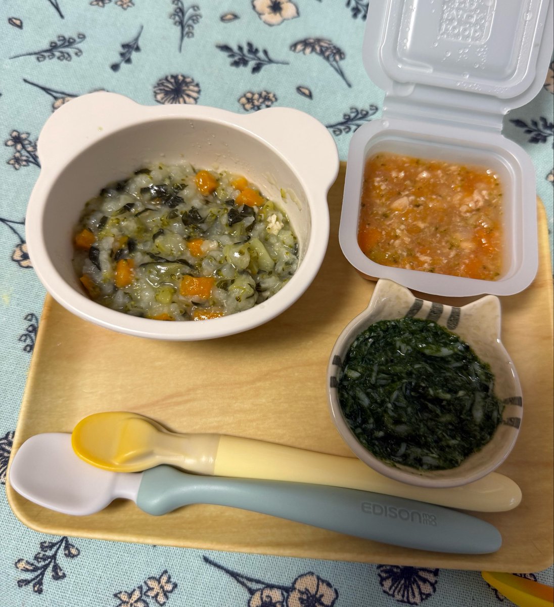 neco_JIK's tweet photo. 70日目（10/4）
・野菜がゆ🌾50g
・ミネストローネ風🥣30g
・ほうれん草しらす🐟🥬15g

2回食
・野菜がゆ🌾50g
・トマトコンソメにパプリカ🫑15gずつ
・たい🐟10g
・りんご🍎10g
一口の食べれる量増えてきたからこのスプーンの8ヶ月~使い始めてみたけどよさげ✨ https://t.co/sqBhnmS99D