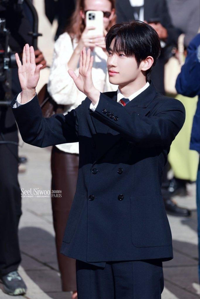 MHnh98p's tweet photo. Siwoo ở Valentino hôm nay khiến mình cứ muốn xem lại từng khoảnh khắc. Có những hình ảnh rất đơn giản nhưng lại đặc biệt đáng nhớ.

PARK SIWOO AT VALENTINO PFWSS27
#PARKSIWOOxVALENTINO
#VALENTINOPFWSS27
#PARKSIWOO https://t.co/ooCNBfC6VM