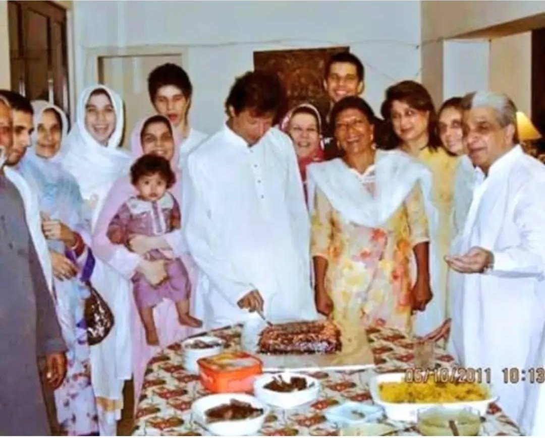 KaliwalYam's tweet photo. خان صاحب 15 سال پہلے اپنی فیملی کے ساتھ سالگرہ کا کیک کاٹتے ہوئے ♥️
#اکتوبر5_یوم_عمران_خان https://t.co/pbrriQAO5n