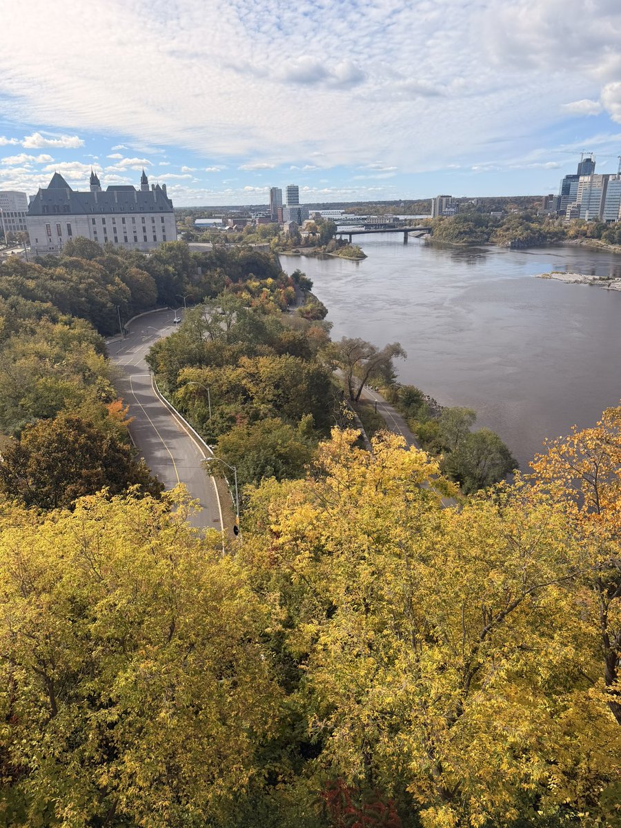 hollyrpeete's tweet photo. Omggg #ottawa just stunning today 🇨🇦🍁❤️ https://t.co/iWcBBn2WOg