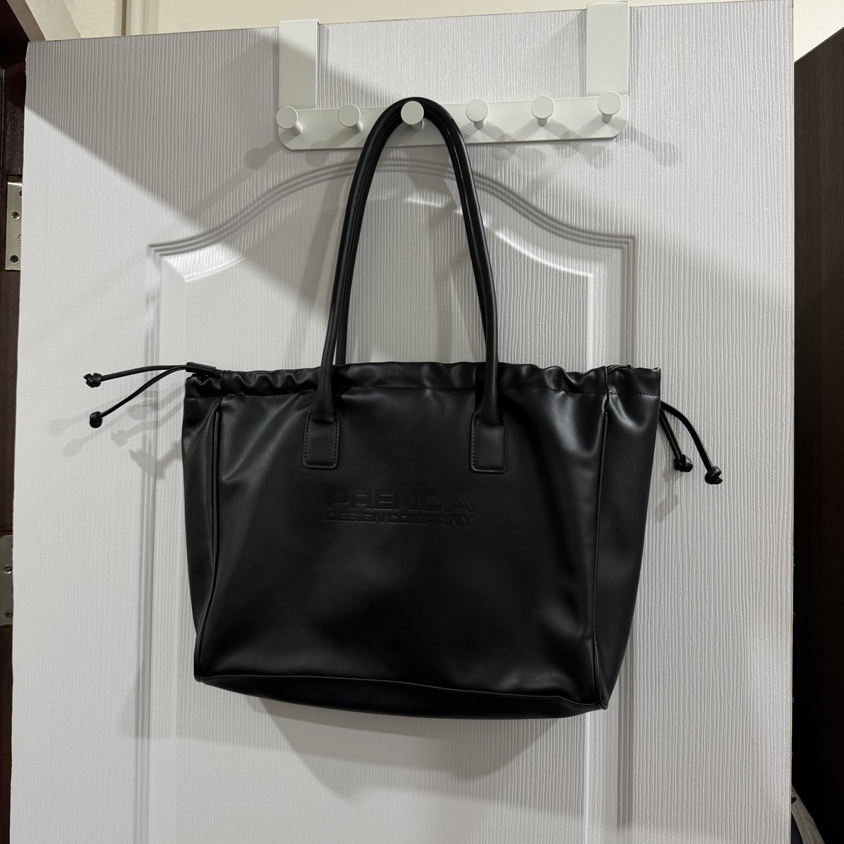 Octoberstuff's tweet photo. 🥟 ´ Prenda PDC BUNDLE BAG BLACK
กระเป๋าหนังดำ มีสายรู้ดด้านข้าง ดีเทลปั๊มแบรนด์เกา
ใส่ ipad ได้จุของได้เยอะ
สภาพ (10/10) size : สูง 12 กว้าง 15
price : 399 รวมส่ง
#พรีออเดอร์เกาหลี #โล๊ะตู้เสื้อผ้า #ส่งต่อเสื้อผ้า #aeae #ส่งต่อstylist #ส่งต่อcintage #prenda https://t.co/8XSDEG2zmI