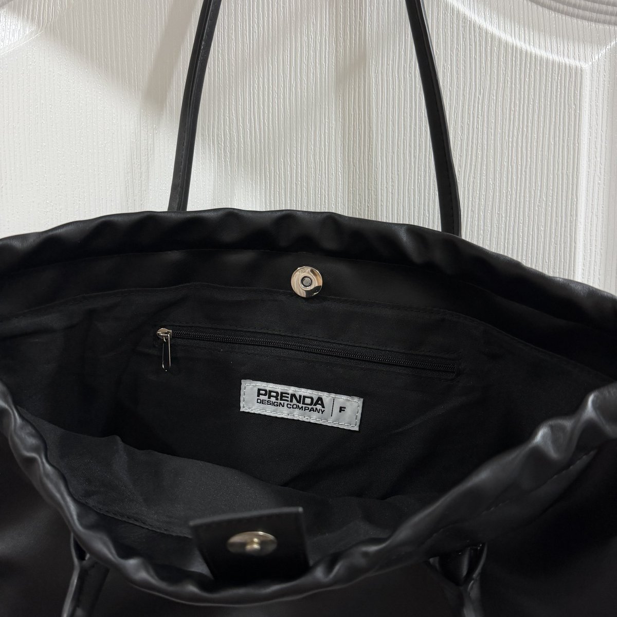 Octoberstuff's tweet photo. 🥟 ´ Prenda PDC BUNDLE BAG BLACK
กระเป๋าหนังดำ มีสายรู้ดด้านข้าง ดีเทลปั๊มแบรนด์เกา
ใส่ ipad ได้จุของได้เยอะ
สภาพ (10/10) size : สูง 12 กว้าง 15
price : 399 รวมส่ง
#พรีออเดอร์เกาหลี #โล๊ะตู้เสื้อผ้า #ส่งต่อเสื้อผ้า #aeae #ส่งต่อstylist #ส่งต่อcintage #prenda https://t.co/8XSDEG2zmI