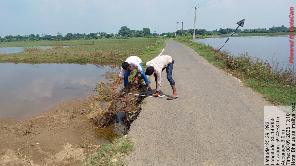 dm_patna's tweet photo. पटना जिला के शहरी इलाकों से लेकर ग्रामीण क्षेत्रों तक  क्षतिग्रस्त सड़कों की मरम्मति के काम युद्ध स्तर पर चल रहे हैँ. 

ग्रामीण कार्य विभाग के विभिन्न प्रमंडलों में भी क्षतिग्रस्त सड़कों की मरम्मती का कार्य  भी लगातार प्रगति पर है।  ग्रामीण कार्य विभाग के बाढ़ प्रमंडल में 166 चिह्नित स्थलों में से 5 स्��ानों पर लगभग 1.60 किलोमीटर सड़क की मरम्मती पूर्ण हो चुकी है। पटना पश्चिमी प्रमंडल में 96 चिह्नित स्थलों में से 43 स्थानों पर कार्य पूरा किया जा चुका है। साथ ही बाढ़ से क्षतिग्रस्त 5 सड़कों, जिनकी कुल लंबाई लगभग 4.9 किलोमीटर है, को पुनः मोटरेबल बनाने का कार्य प्रगति पर है।पालीगंज प्रमंडल में 73 चिह्नित स्थलों में से 6 स्थानों पर 2 किलोमीटर से अधिक सड़क की मरम्मती पूर्ण हो चुकी है। दानापुर प्रमंडल में च���ह्नित दोनों स्थानों पर मरम्मती कार्य पूरा कर लिया गया है। मसौढ़ी प्रमंडल में 11 चिह्नित स्थलों में से 6 स्थानों पर कार्य पूर्ण हो चुका है।
   जिलाधिकारी ने बचे हुए मरम्मति के काम को पूरी गुणवत्ता के साथ टाइमलाइन के भीतर पूरे कर लेने के निदेश दिए हैँ.