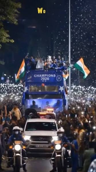 Baburao_aptay's tweet photo. 800 cr people on streets of Mumbai. 
Gyanu, its done in bro. 
See the aura of Abhijeet Dipke on the bus. 
Be scared BJP. Be very very scared. 
Sanghis can only dream of this. https://t.co/FgYCGQsCoU