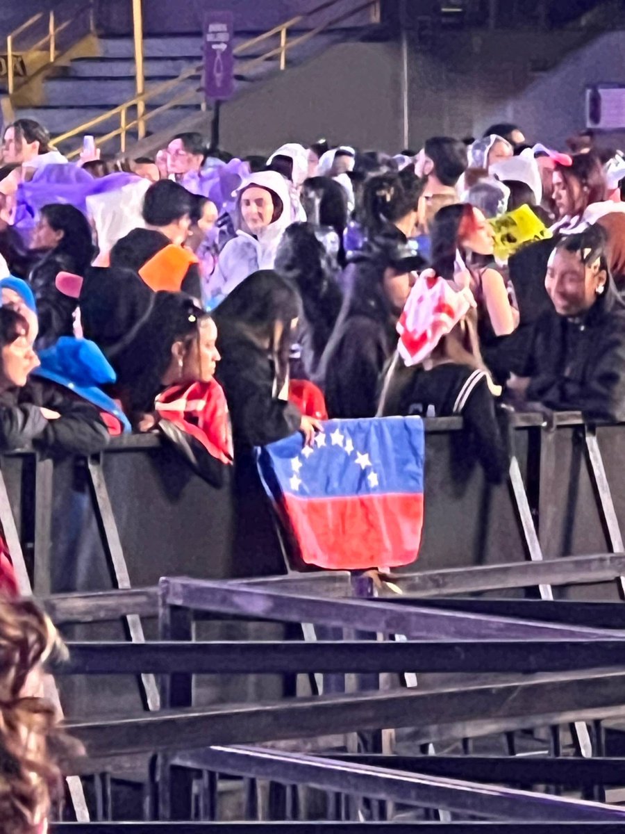 oopsminsuga's tweet photo. Venezuela in da house https://t.co/jZxGwi20KW