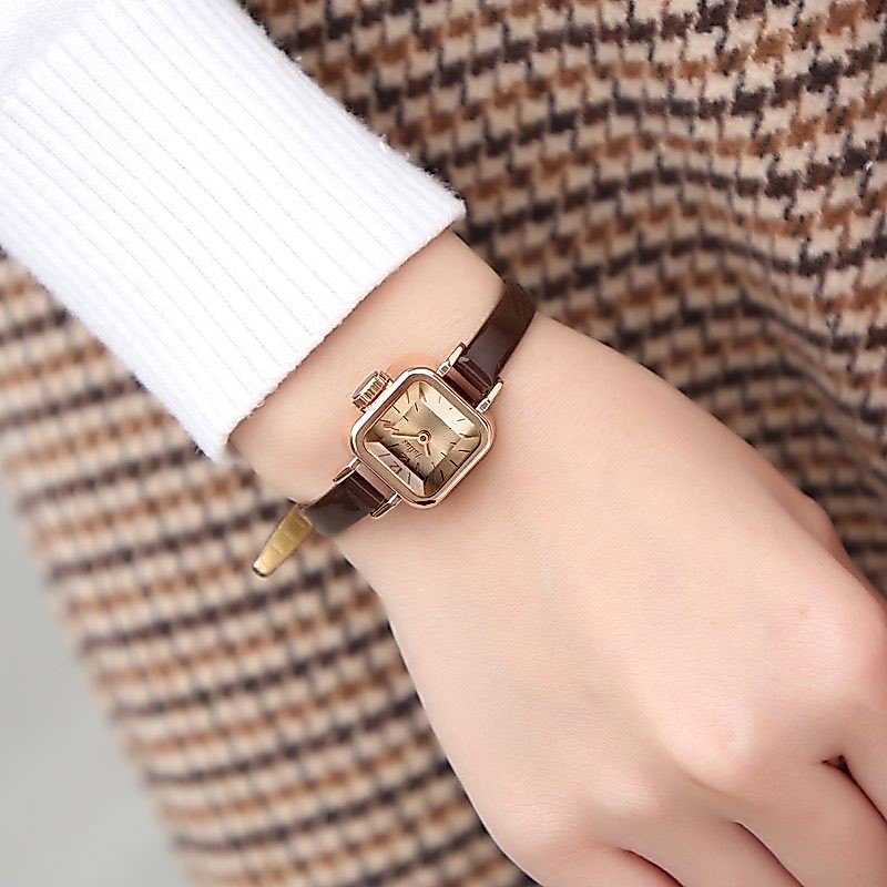 susyimentai's tweet photo. panggilan kepada ciwi ciwi yg pergelangan tangannya kecil dan imuppp 🤏🏻 ini ada rekomendasi jam tangan yg cocok untuk tangan mungilmu 🤩 https://t.co/Kk08cY8zZa