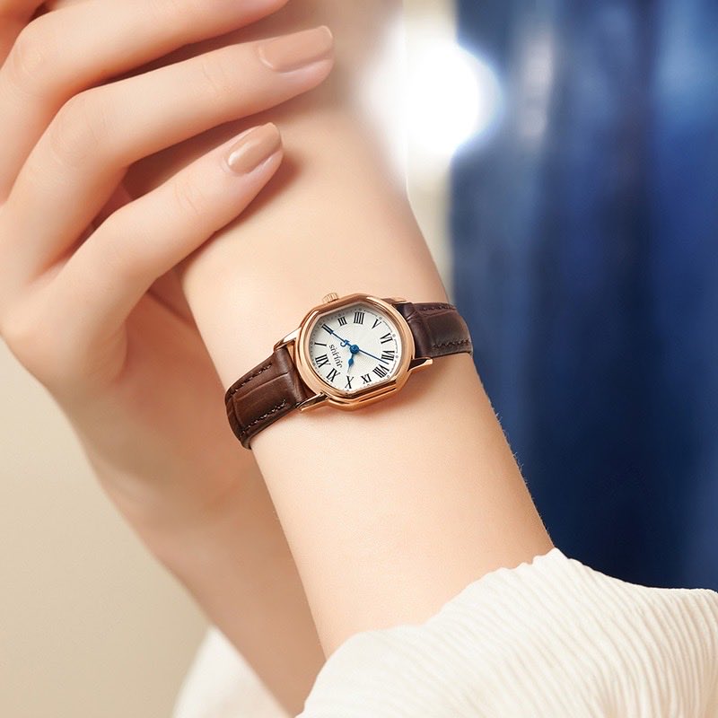 susyimentai's tweet photo. panggilan kepada ciwi ciwi yg pergelangan tangannya kecil dan imuppp 🤏🏻 ini ada rekomendasi jam tangan yg cocok untuk tangan mungilmu 🤩 https://t.co/Kk08cY8zZa