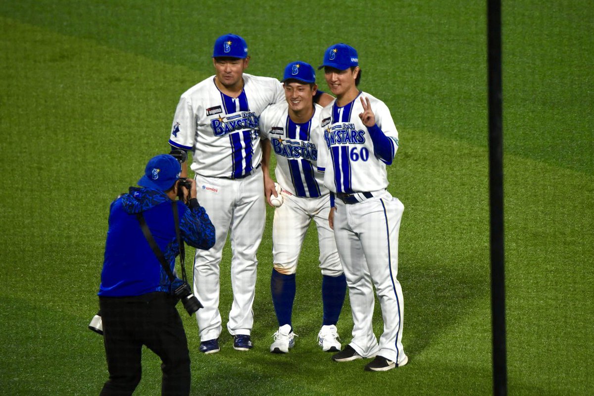 hamano_gin's tweet photo. 【再掲】
最後にキャッチャーズで記念撮影
センターに立つのは汐恩くん古市くん、そして師匠のはずが…師匠は拒否😳
抵抗を続けてそのまま逃げながら戻っていってしまいました🤣
小学生みたいーー🤣🤣🤣
【20261004 ハマスタ】
#戸柱恭孝 #古市尊 #松尾汐恩 #baystars #とばファン #とばラブ https://t.co/VHGL2g74vm