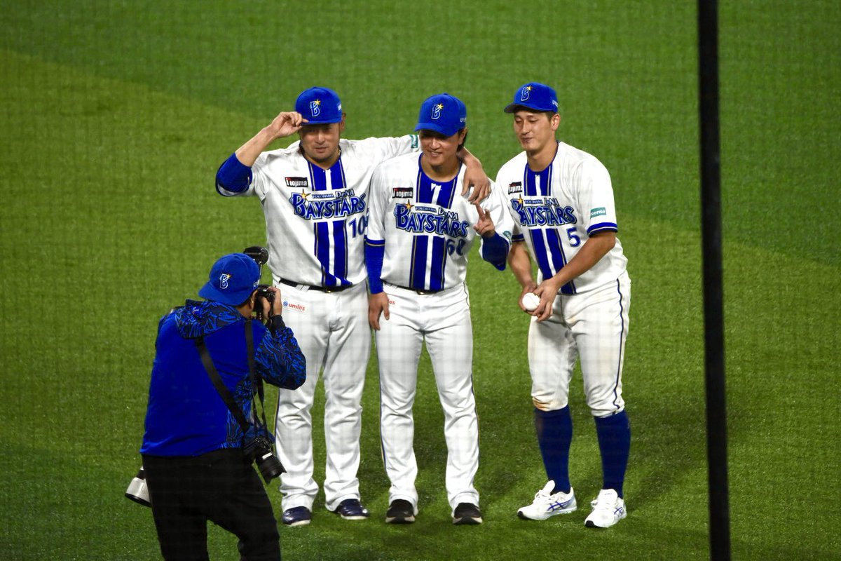 hamano_gin's tweet photo. 【再掲】
最後にキャッチャーズで記念撮影
センターに立つのは汐恩くん古市くん、そして師匠のはずが…師匠は拒否😳
抵抗を続けてそのまま逃げながら戻っていってしまいました🤣
小学生みたいーー🤣🤣🤣
【20261004 ハマスタ】
#戸柱恭孝 #古市尊 #松尾汐恩 #baystars #とばファン #とばラブ https://t.co/VHGL2g74vm