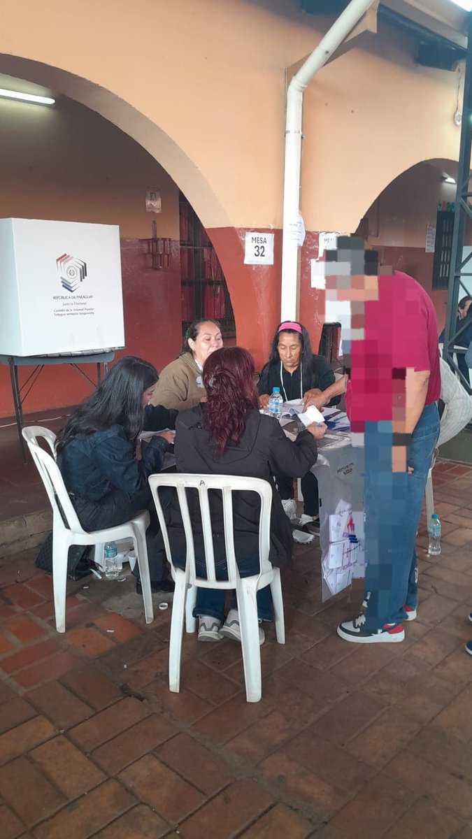 Mufony_'s tweet photo. A eso de las 9, mi mamá fue a la Escuela Carlos Antonio López de Ñemby para ejercer su derecho y se encontró con la sorpresa de que, supuestamente, "ella ya votó". Las que estaban en la mesa (las de la foto) la acusaron de que estaba intentando votar doble o de que vendió++ https://t.co/XeZVUNrRvi