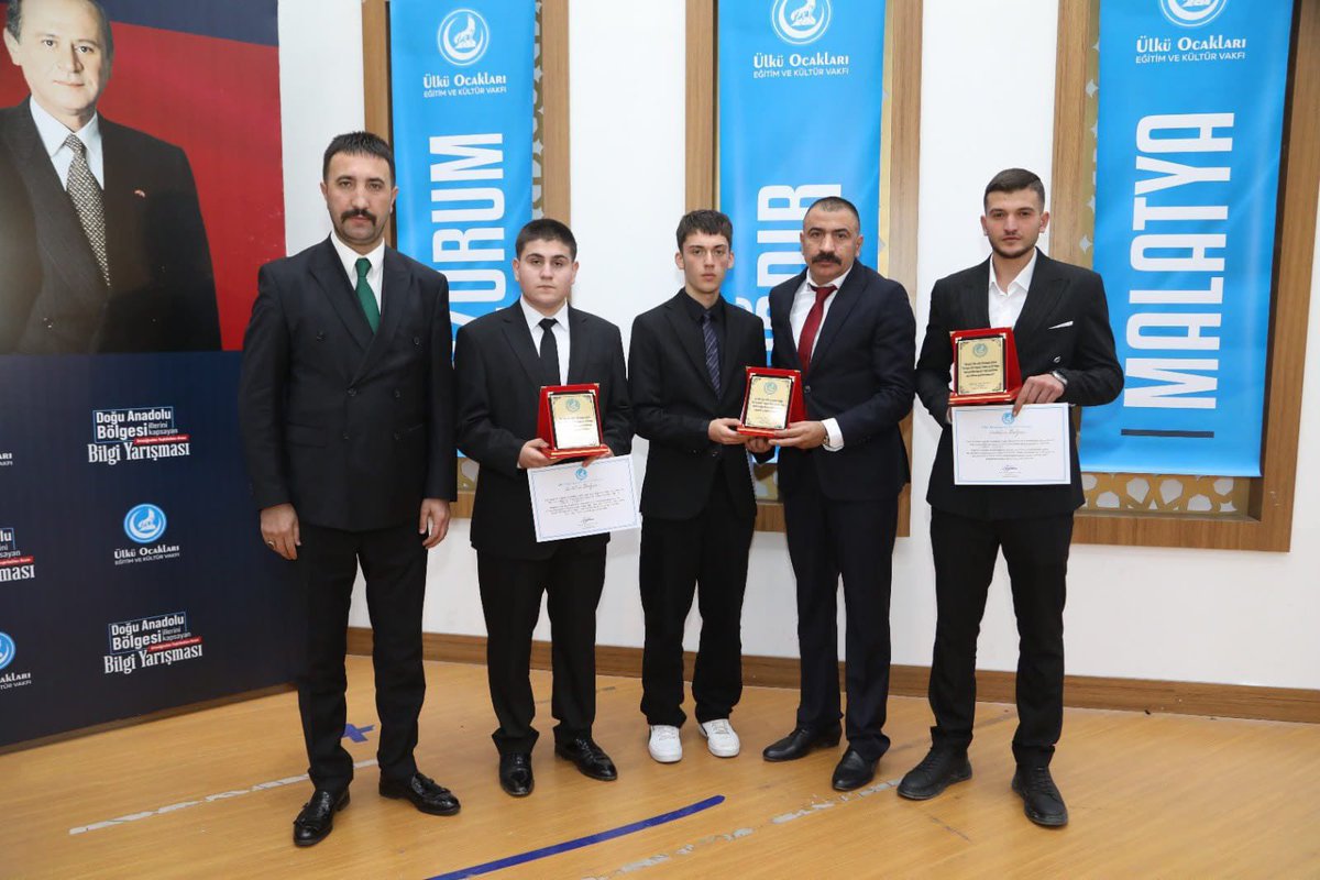 berkaksak01's tweet photo. Ülkü Ocakları Eğitim ve Kültür Vakfı Genel Merkezimiz tarafından düzenlenen, Doğu Anadolu Bölgesi illerini kapsayan Ortaöğretim Teşkilatları Arası Bilgi Yarışması’nın finali Erzurum’da gerçekleştirildi.

🏆 Erzurum 
🥈 Iğdır 
🥉 Malatya 

Emeği geçen tüm teşkilatlarımıza ve yarışmaya katılan gençlerimize teşekkür ediyor, dereceye giren illerimizi tebrik ediyoruz.
@ayyildirim1