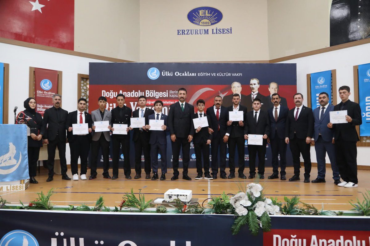 berkaksak01's tweet photo. Ülkü Ocakları Eğitim ve Kültür Vakfı Genel Merkezimiz tarafından düzenlenen, Doğu Anadolu Bölgesi illerini kapsayan Ortaöğretim Teşkilatları Arası Bilgi Yarışması’nın finali Erzurum’da gerçekleştirildi.

🏆 Erzurum 
🥈 Iğdır 
🥉 Malatya 

Emeği geçen tüm teşkilatlarımıza ve yarışmaya katılan gençlerimize teşekkür ediyor, dereceye giren illerimizi tebrik ediyoruz.
@ayyildirim1