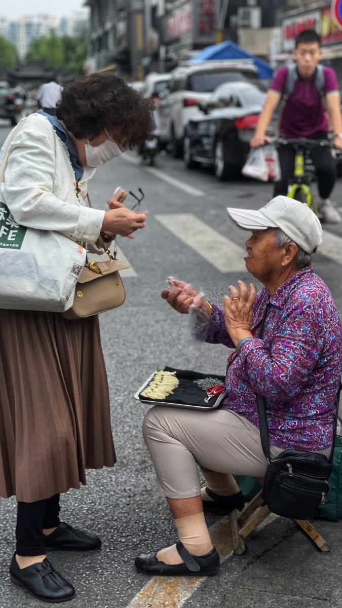 ElizabethBmeb's tweet photo. Un abuelo me ayudó a cargar las bolsas de comida hasta la parada del autobús hoy, sin pedir nada a cambio. La bondad pequea calienta el corazón https://t.co/dgQcm0duWo
