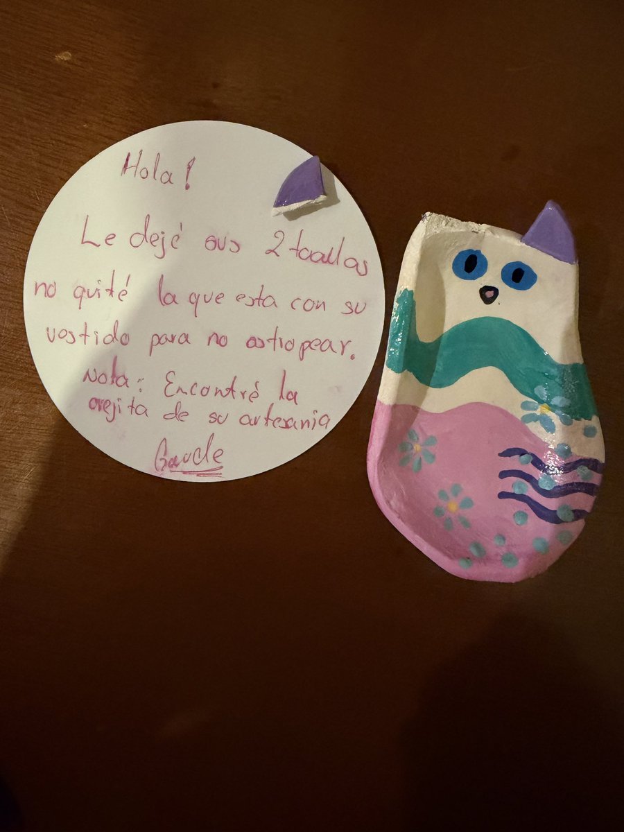 HistCotidianas's tweet photo. Hoy les comparto algo bonito. Hice este gatito para una amiga y, al sacarlo de la maleta en Querétaro, se me rompió. No encontré la orejita.
Al volver de mi congreso en la noche, me encuentro este tierno mensaje de la camarista 💕🙏🏻. Me encantó. https://t.co/T4oOLcV84C