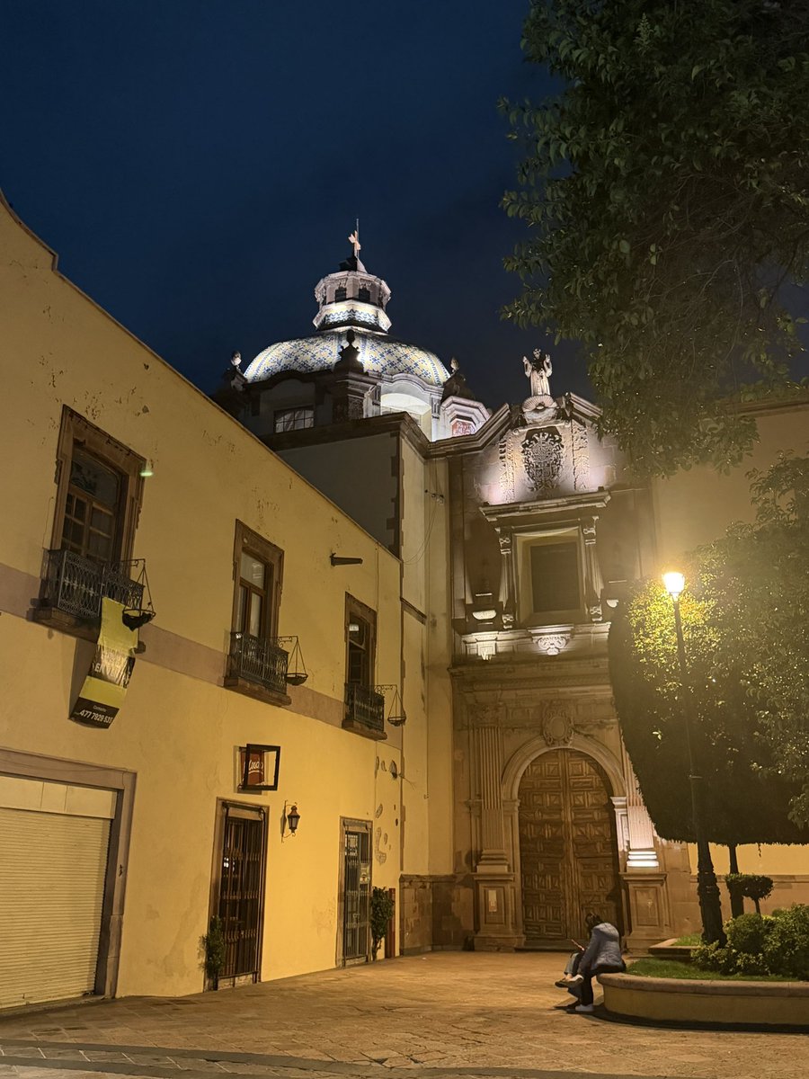 HistCotidianas's tweet photo. Hoy les comparto algo bonito. Hice este gatito para una amiga y, al sacarlo de la maleta en Querétaro, se me rompió. No encontré la orejita.
Al volver de mi congreso en la noche, me encuentro este tierno mensaje de la camarista 💕🙏🏻. Me encantó. https://t.co/T4oOLcV84C