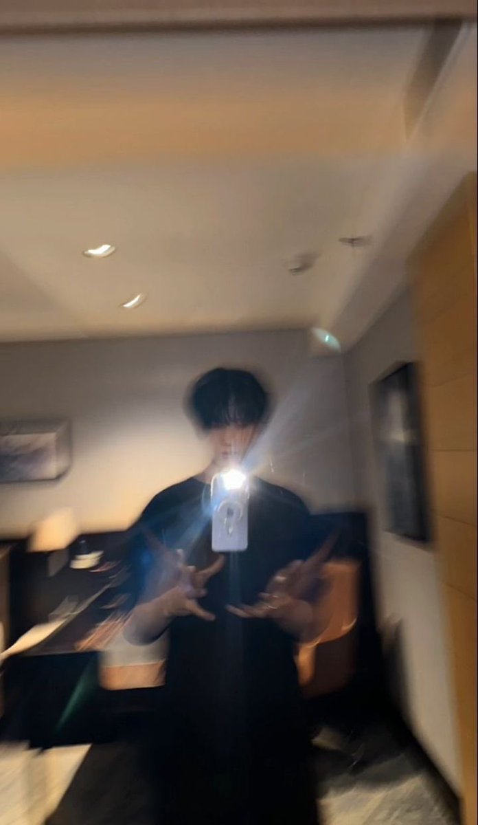 PhiJISUNG_TH's tweet photo. ตอนนี้คุณ #จีซอง กำลังเป็นไวรัล จากภาพที่ถ่ายหน้ากระจก พร้อมกับโทรศัพท์ที่ดูเหมือนกำลังลอยอยู่ค่ะ #Jisung #지성 #박지성 

คุณ OP เลยได้โพสต์ชมว่า 
💬 : ภาพขวานี่มันไม่ใช่แค่ถ่ายรูปเก่งแล้วนะ แต่เหมือนก้าวไปอีกขั้นเลยอะ 

นอกจากจะมี โทรศัพท์ลอยได้แล้ว คุณจีซองยังเคยมี การ์ดเบสบอลลอยได้ นะคะ 🤣

เรียกได้ว่าเป็น “มหัศจรรย์ของลอยได้” จากคุณจีซองเลยค่ะ 😎😏

หรือถ้าใครมี “มหัศจรรย์ของลอยได้” ชิ้นอื่นจากคุณจีซองอีก ก็แชร์กันมาได้นะคะ 😆